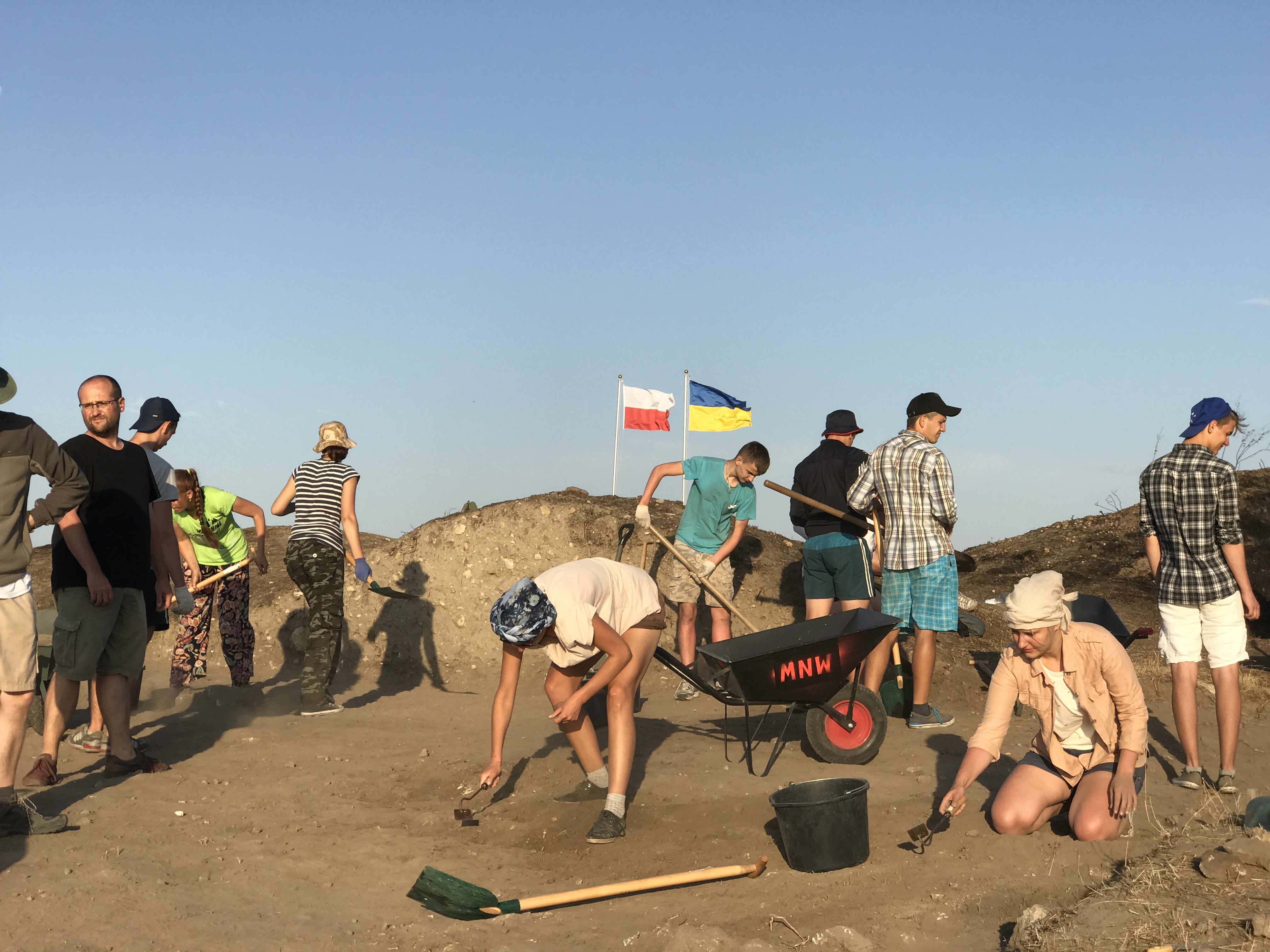 Ukraińscy praktykanci przy pracy na wykopie
