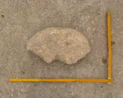 Fragment żarna kamiennego / fragment of a stone quern